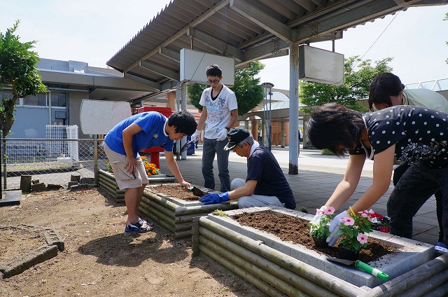 27駅花壇植替え①.jpg